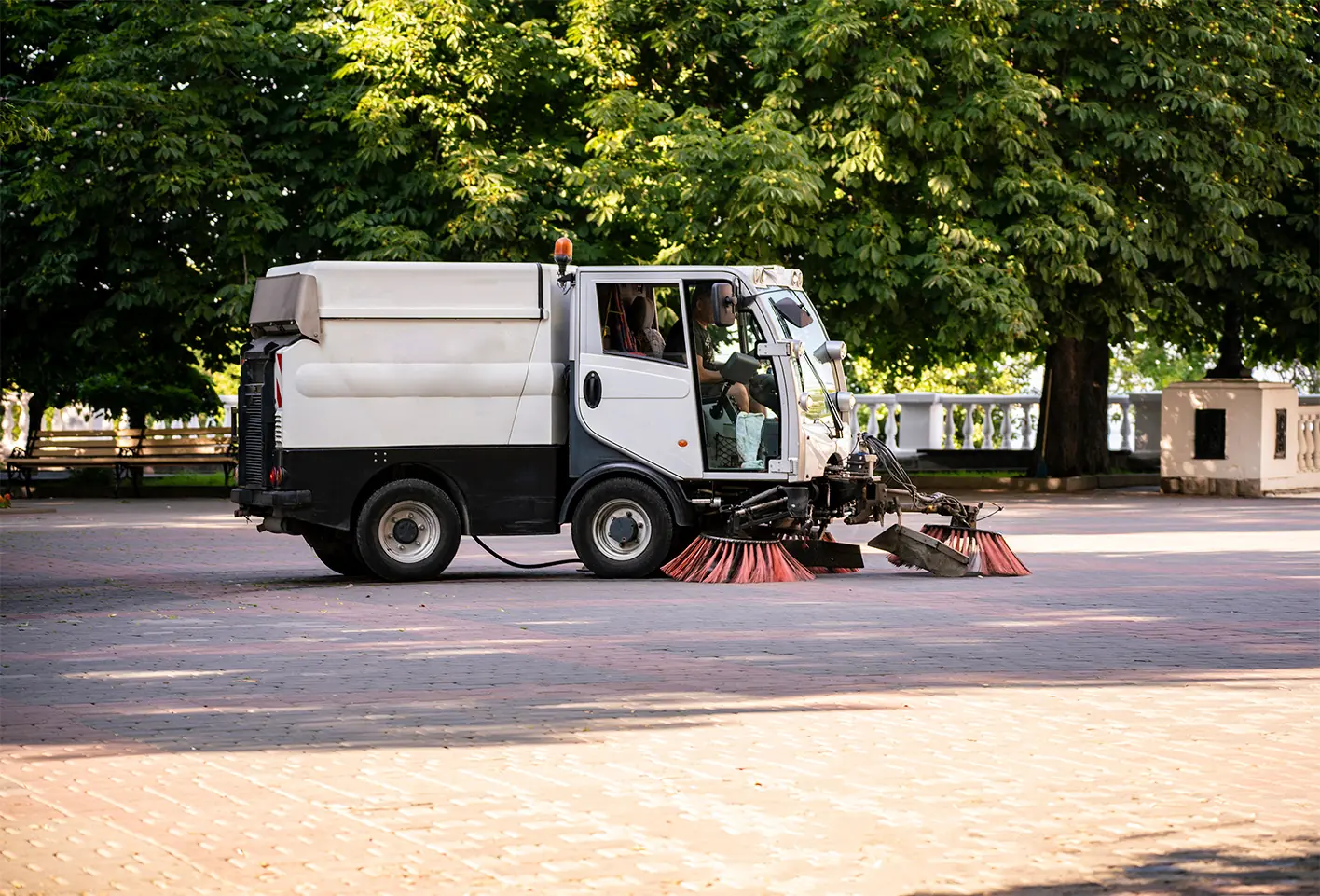 Maschinelle Reinigung einer Parkanlage